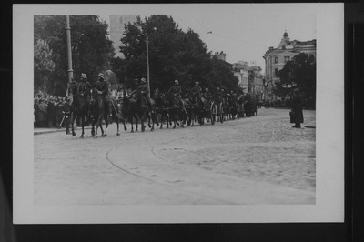 Eesti Vabariigi sõjaväeüksused paraadil Poola president Ignacy Mościcki külaskäigu puhul.  similar photo