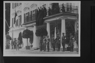 Poola president Ignacy Mościcki koos Eesti Vabariigi valitsustegelastega Kadrioru lossi rõdul.  similar photo