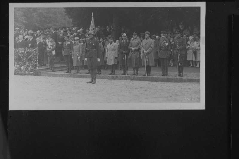 Eesti Vabariigi kõrgemad sõjaväelased tribüüni kõrval Poola president Ignacy Mościcki auks toimunud paraadil.