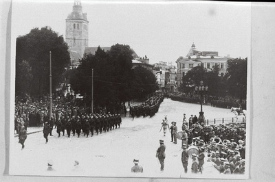 Eesti Vabariigi sõjaväeosad Poola president Ignacy Mościcki auks toimunud paraadil.  similar photo