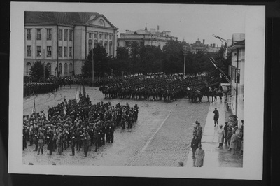 Eesti Vabariigi sõjaväeosad Poola president Ignacy Mościcki auks toimunud paraadil.  similar photo