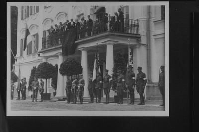 Poola president Ignacy Mościcki koos Eesti Vabariigi valitsustegelastega Kadrioru lossi rõdul.  similar photo