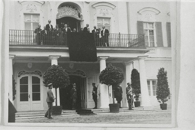 Poola president Ignacy Mościcki koos Eesti Vabariigi valitsustegelastega Kadrioru lossi rõdul.  similar photo