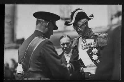 Rootsi kuningas Gustav V, Eesti Vabariigi riigivanem A. Rei ja sõjavägede ülemjuhataja J. Laidoner sadamas.  duplicate photo