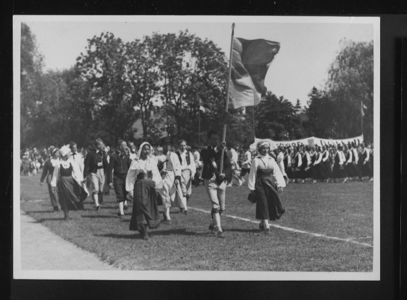 Võimlemispeo esinejate rongkäik.