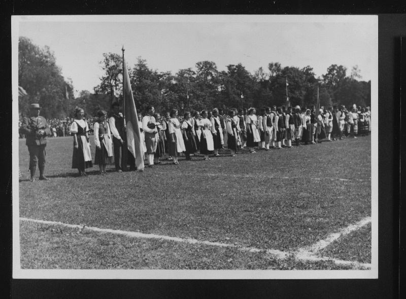 Võimlemispeo esinejate rongkäik.