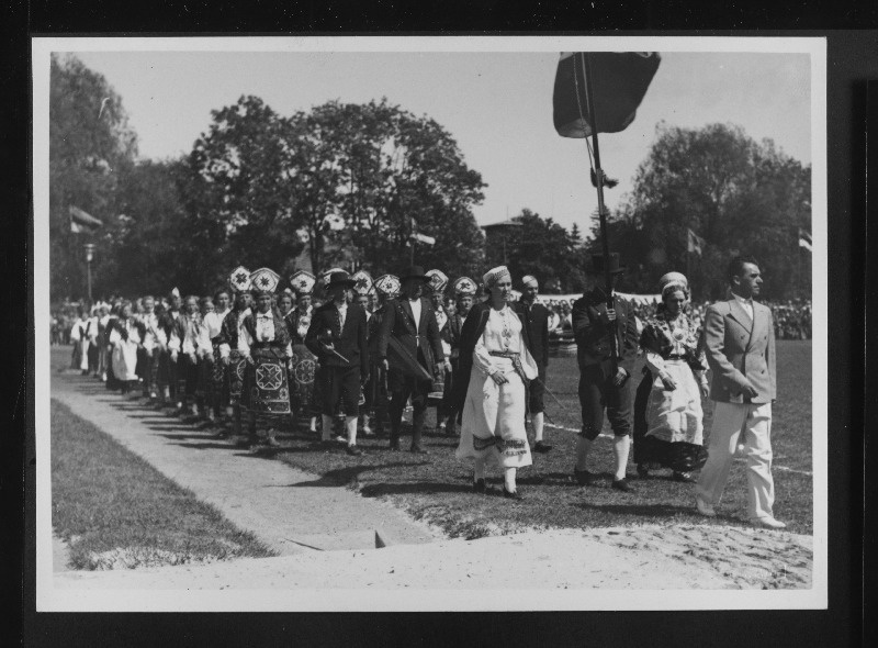 Võimlemispeo esinejate rongkäik.