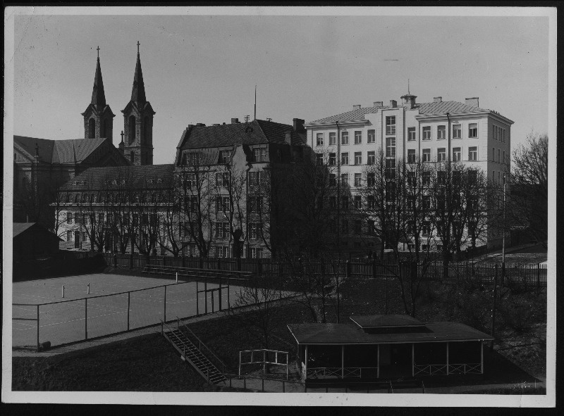 Tallinna vaade, tagaplaanil Kaarli kirik.