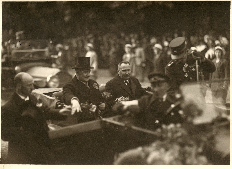 Soome president Relander, Eesti riigivanem Jaakson ringsõidul Tallinnas.