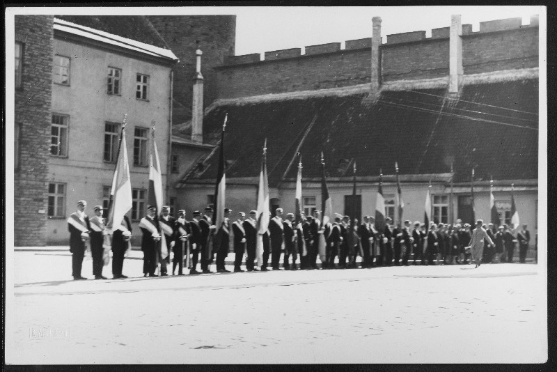 Üliõpilaskorporatsioonide esindajad ootamas Soome presidenti Relanderi Toompea lossi hoovil.