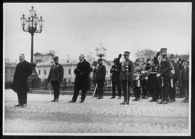 Soome president Relander, Eesti riigivanem Jaakson Vabaduse platsil sõjaväeparaadi vastu võtmas.  duplicate photo