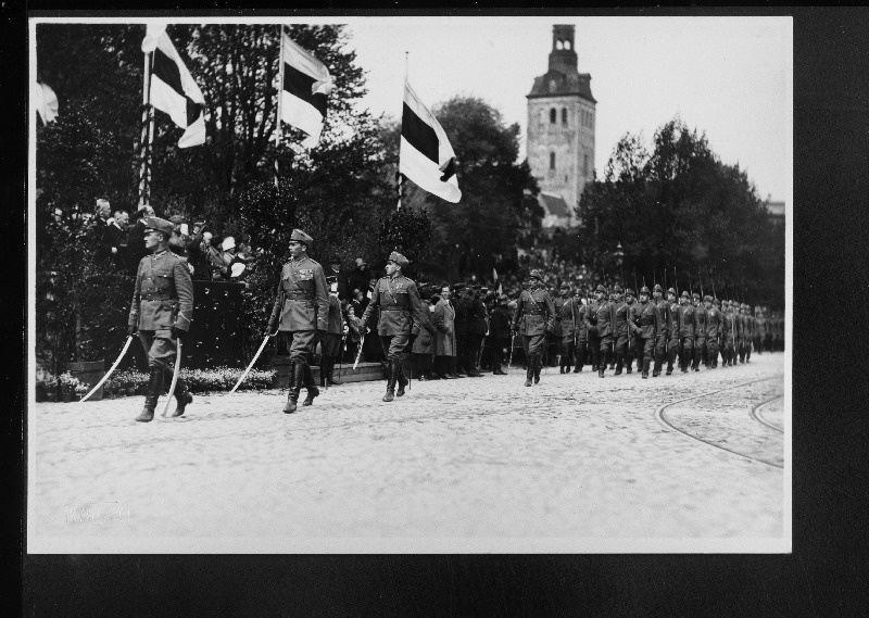 Sõjaväeparaad Tallinnas Soome presidendi Relanderi külaskäigu ajal.