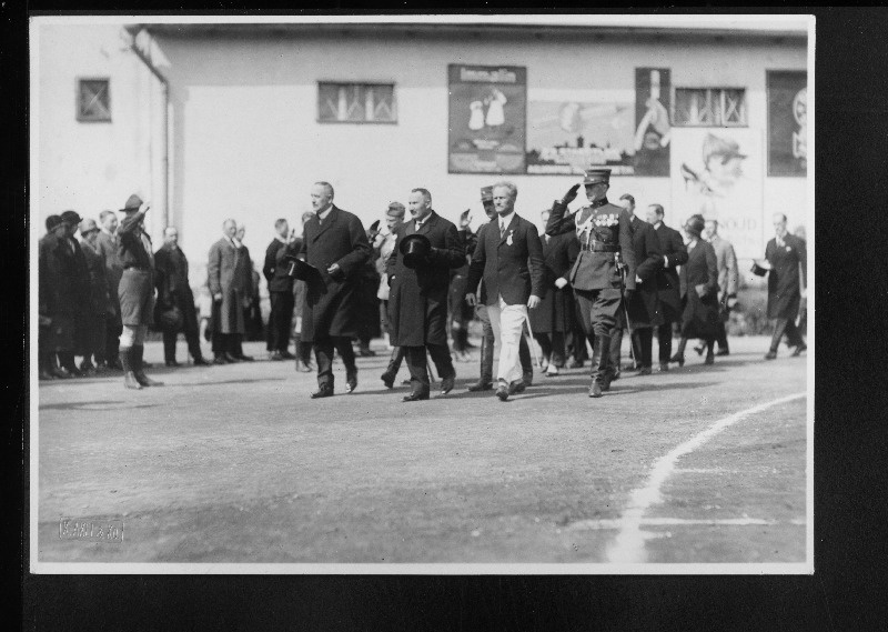 Soome president Relander, Eesti riigivanem Jaakson, kindral Tõrvand koos saatjatega saabumas Kalevi spordiväljakule.