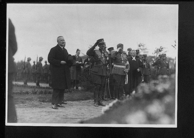 Soome president Relander, kindral Tõrvand koos saatjatega langenud sõdurite haua juures.