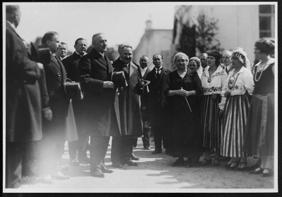 President Relander, Eesti riigivanem Jaakson, Miina Hermann koos laulukooriga.  similar photo