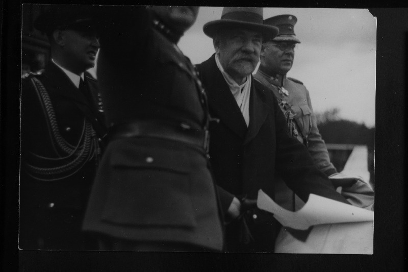 Soome president P.E. Svinhufvud laskevõistlusi jälgimas.