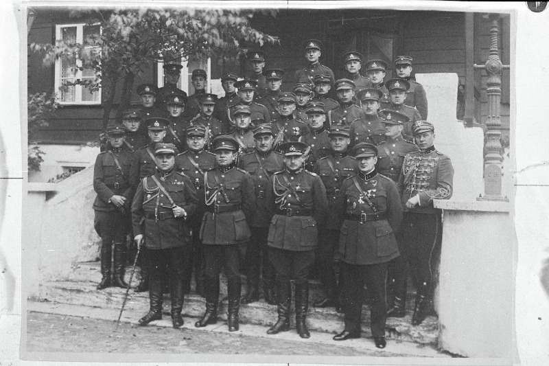 Eesti sõjaväe Otepää manöövrite juhataja kindral Tõrvand koos staabiga ja vahekohtunikega.