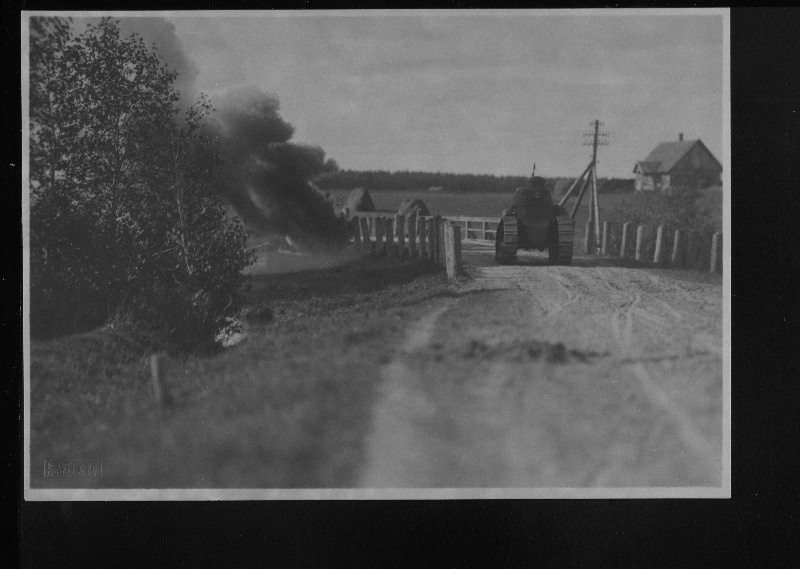 Eesti sõjaväe Otepää manöövritest osa võtnud tank Aakres Tartu-Valga maanteel Purtsi jõe (Põhu jõe) sillal.