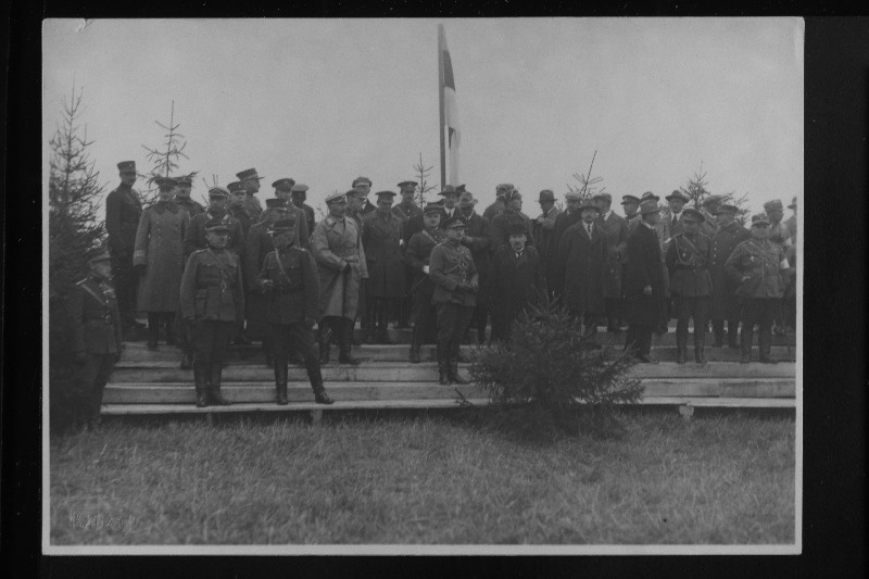 Eesti sõjaväe Otepää manöövrite ajal riigivanem J. Jaakson koos külalistega Palupera väljadel vägesid üle vaatamas.