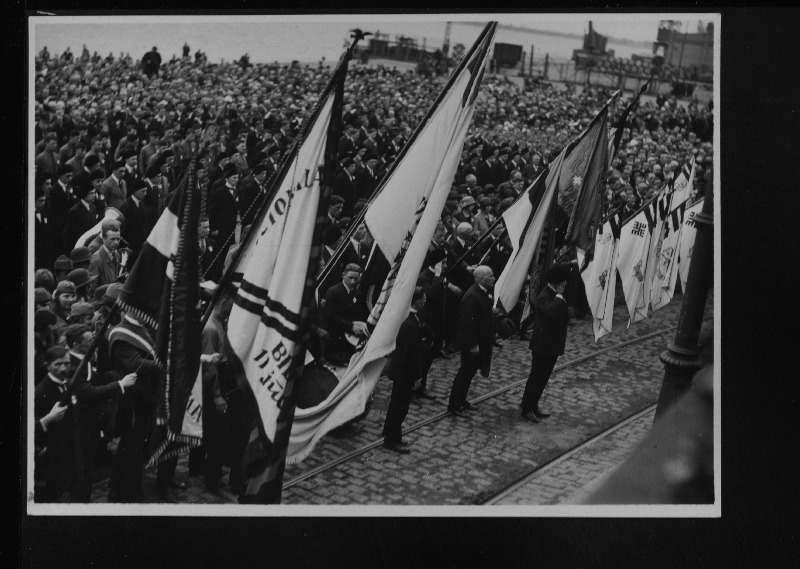 Läti organisatsioonide esindajad lippudega paraadil Eesti riigivanema J. Jaaksoni visiidi ajal Riiga.