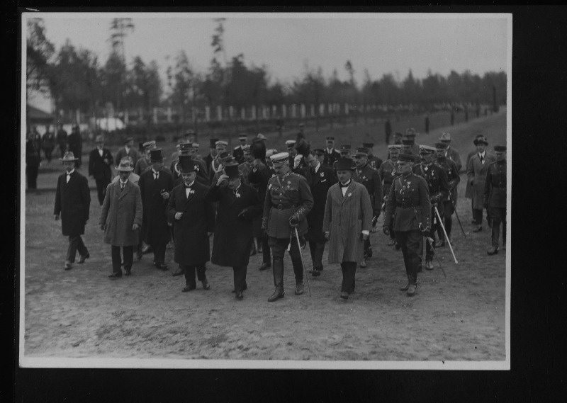 Eesti riigivanem J. Jaakson visiidi ajal Riiga peale pärjapanekut vennaskalmistult lahkumas.