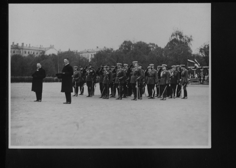 Eesti riigivanem J. Jaakson saabub tema visiidi auks korraldatud paraadile.