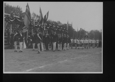 Sportlased mööduvad tribüünist Eesti riigivanema J. Jaaksoni visiidi puhul korraldatud paraadil.  duplicate photo