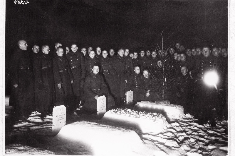 Vahipataljoni sõdurid ja ohvitserid Sõjaväe kalmistul.