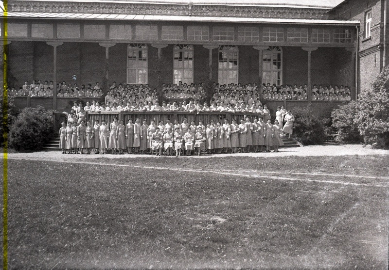 Naiskodukaitse I ülemaalisest suvepäevadest osavõtjad Viljandi maakonna gümnaasiumi rõdul.