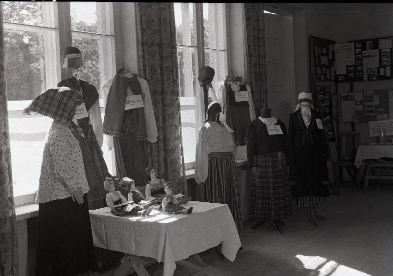 Rahvakultuuri väljapanek Naiskodukaitse I ülemaaliste suvepäevade ajal Viljandi Koidu seltsi saalis korraldatud näitusel.