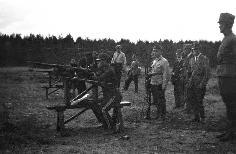 Kaitseliidu Võrumaa maleva ja Läti Valga Kaitseliidu polgu vahelisest laskevõistlusest osavõtjad tulejoonel.