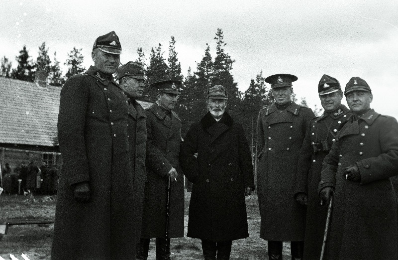 Kaitseliidu ülemad Võrumaa maleva ja Läti Valga meeskondade laskevõistluste ajal, paremalt esimene Võrumaa maleva pealik major J. Heljuste.