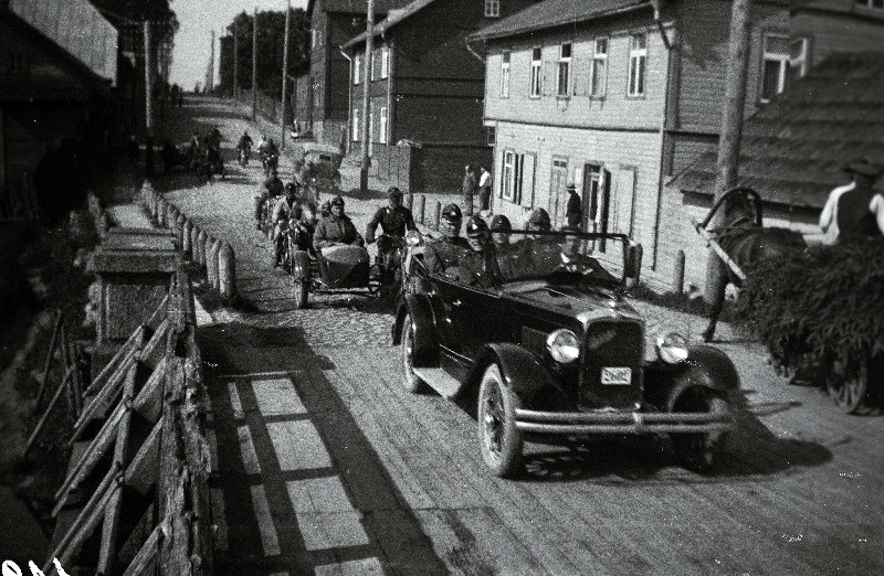 Kaitseliidu ülemad 10.-12.10.1931. a toimunud Põlva manöövrite ajal Võru tänavail sõitmas.