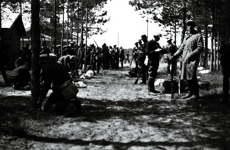 Võrumaa ja Petserimaa tagavaraväelaste kordusõppustest osavõtjad enne mundri ja varustuse saamist.