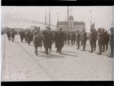 Soome president P.E. Svinhufvud, Eesti riigivanem J. Teemant ja kindral Jonson koos saatjatega Tallinna sadamas auvalvest möödumas.  similar photo