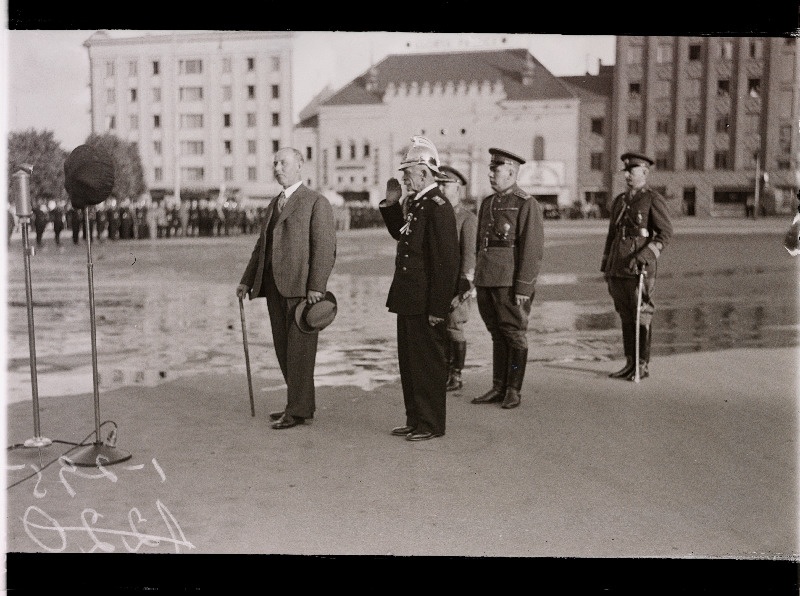 Peaminister K. Eenpalu (vasakult) tuletõrje korpusepäeva avamas, tema kõrval korpusepealik major R. Vaharo.