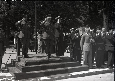 Kaitseminister P. Lill (vasakult), sõjavägede ülemjuhataja kindral J. Laidoner ja Tuletõrjeühingu esimees A. Anderkop tuletõrje korpusepäeva paraadi jälgimas.  similar photo