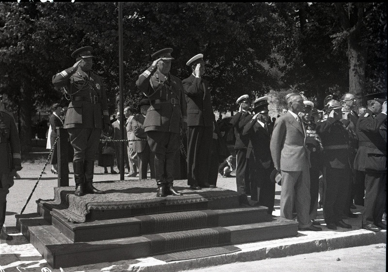 Kaitseminister P. Lill (vasakult), sõjavägede ülemjuhataja kindral J. Laidoner ja Tuletõrjeühingu esimees A. Anderkop tuletõrje korpusepäeva paraadi jälgimas.