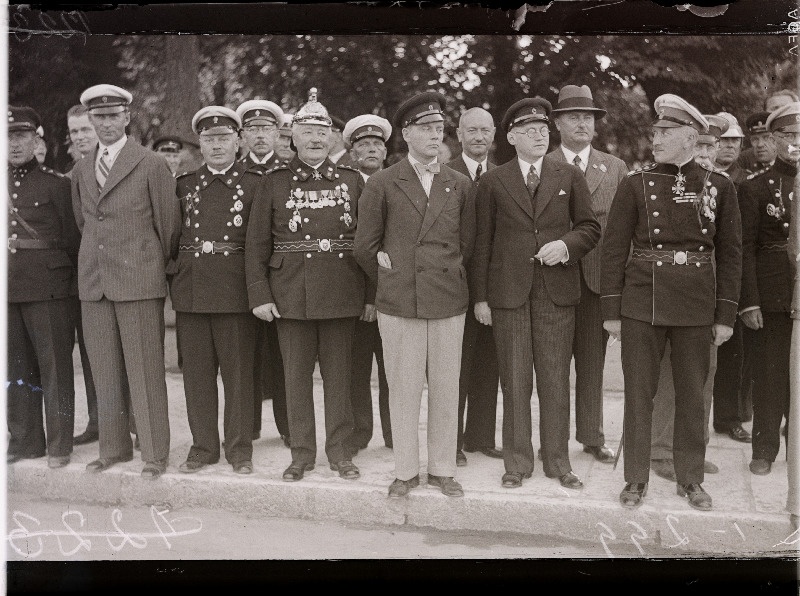 Tuletõrjeveteranid korpusepäeval paraadi jälgimas.