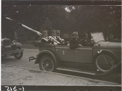Üliõpilasorganisatsioonide lipu viimine Kaarli kirikusse õnnistamisele.  similar photo