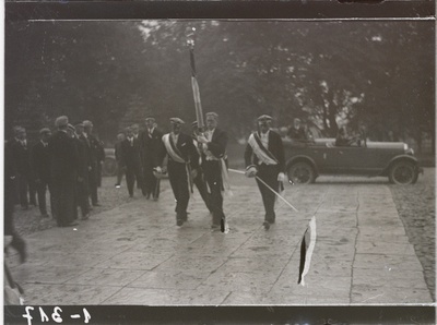 Üliõpilasorganisatsioonide lipu viimine Kaarli kirikusse õnnistamisele.  similar photo