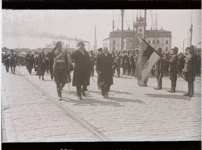 Soome president Svinhufvud (keskel), Eesti Riigivanem Teemant (paremal), kindral Jonson koos saatjatega teel linnast sadamasse.  similar photo