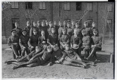 Allohvitseride kooli õpilasi ja õppejõude.  duplicate photo