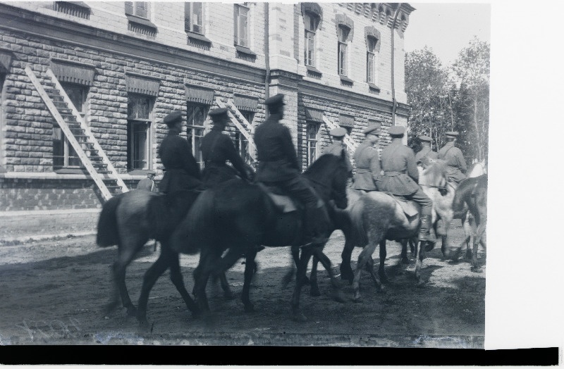 Vabadussõda. Sõjakooli ratsaväeklassi kadetid kooli territooriumil Tehnika tänaval ratsutamas.