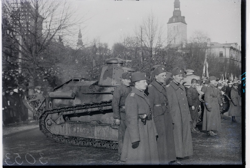 Ülesrivistunud tankistide grupp Eesti sõjaväe paraadil.