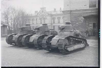 Eesti tankid sõjakooli ees.  duplicate photo