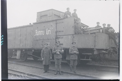 Vabadussõda. Laiarööpalise soomusrongi nr 6 suurtükiplatvorm „Rummu Jüri“ ja patarei meeskond.  duplicate photo