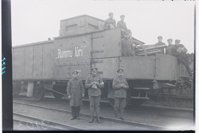 Vabadussõda. Laiarööpalise soomusrongi nr 6 suurtükiplatvorm „Rummu Jüri“ ja patarei meeskond.