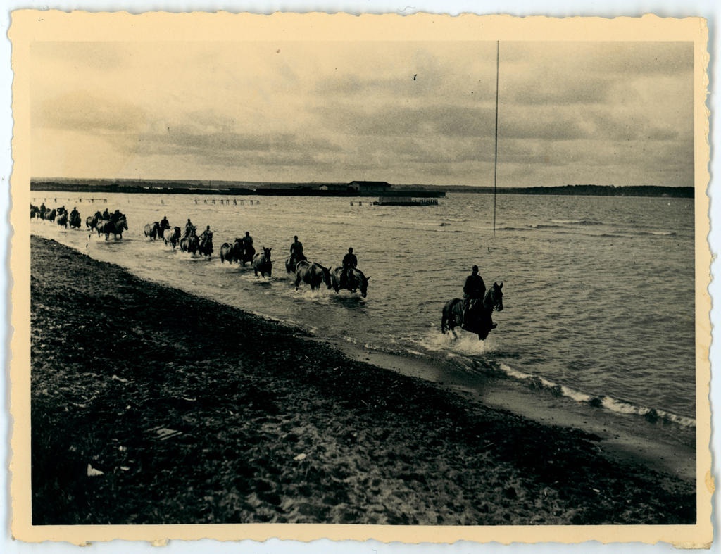 Saksa sõdurid hobustega rannavees