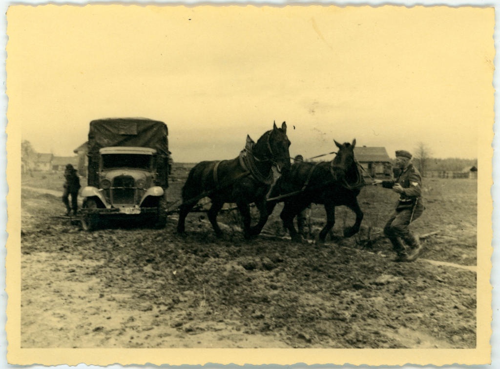 Sakslased hobuste abil veoautot välja vedamas